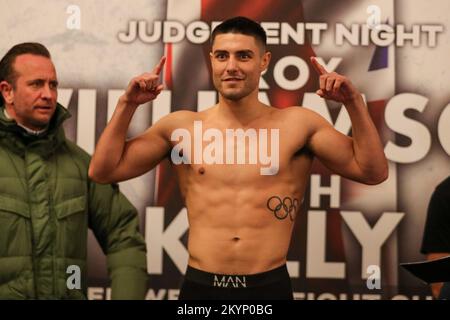 Newcastle, Großbritannien. 01.. Dezember 2022. Josh Kelly geht bei der British Super-Welterweight Championship: Troy Williamson vs Josh Kelly Final Face Off im Newcastle Civic Center, Newcastle Upon Tyne, Großbritannien, 1.. Dezember 2022 auf die Waage ( Kredit: Dan Cooke/Alamy Live News Stockfoto