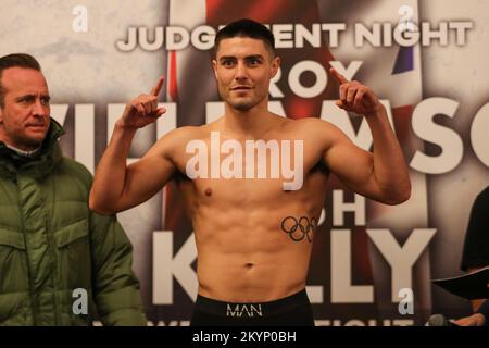 Newcastle, Großbritannien. 01.. Dezember 2022. Josh Kelly geht bei der British Super-Welterweight Championship: Troy Williamson vs Josh Kelly Final Face Off im Newcastle Civic Center, Newcastle Upon Tyne, Großbritannien, 1.. Dezember 2022 auf die Waage ( Kredit: Dan Cooke/Alamy Live News Stockfoto