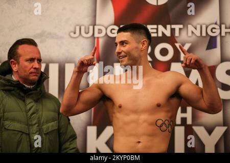 Newcastle, Großbritannien. 01.. Dezember 2022. Josh Kelly geht bei der British Super-Welterweight Championship: Troy Williamson vs Josh Kelly Final Face Off im Newcastle Civic Center, Newcastle Upon Tyne, Großbritannien, 1.. Dezember 2022 auf die Waage ( Kredit: Dan Cooke/Alamy Live News Stockfoto