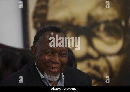 Ehemaliger Präsident Südafrikas, Kgalema Motlanthe, im Schatten eines Porträts der Ikone der ANC-Befreiung und des Exil-Anführers während der Apartheid Oliver Tambo Stockfoto