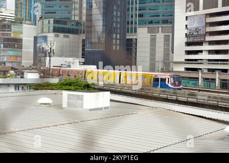 Eine BTS-U-Bahn (Skytrain), die von der Phrom Phong Station zur Asok Station im Zentrum von Bangkok, Thailand, fährt. Stockfoto