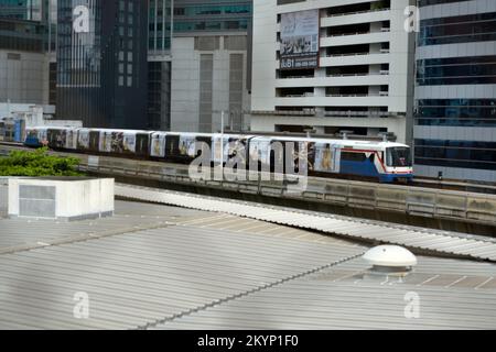 Eine BTS-U-Bahn (Skytrain), die von der Asok Station zur Phrom Phong Station im Zentrum von Bangkok, Thailand, fährt. Stockfoto