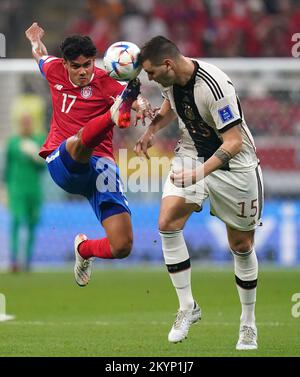 Costa Ricas Jelzin Tejeda (links) und Deutschlands Niklas Suele kämpfen während des FIFA-Weltmeisterschaftsspiels Gruppe E im Al Bayt-Stadion, Al Khor, Katar, um den Ball. Foto: Donnerstag, 1. Dezember 2022. Stockfoto