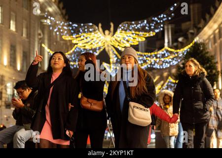 London, Großbritannien. Dezember 1. 2022. Einkäufer auf der Regent Street, die im Londoner West End mit einer Vielzahl festlicher Schaufensterausstellungen zum Weihnachtsthema auftauchten. Foto: Alamy Live News Stockfoto