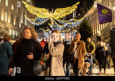 London, Großbritannien. Dezember 1. 2022. Einkäufer auf der Regent Street, die im Londoner West End mit einer Vielzahl festlicher Schaufensterausstellungen zum Weihnachtsthema auftauchten. Foto: Alamy Live News Stockfoto