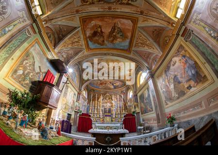 Borgo San Dalmazzo, Cuneo, Italien - 01. Dezember 2022: Innere mit Altar der Kirche der Bruderschaft Santa Croce (Heiliges Kreuz) voller Fresken Stockfoto