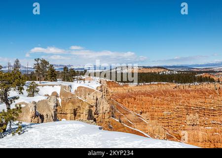Ein verschneiter Winterblick im Bryce Canyon Stockfoto