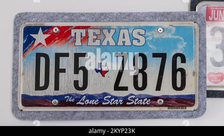 Heben Sie die Registrierung des Nummernschilds von Lone Star State Texas in den Vereinigten Staaten von Amerika auf. Isoliert auf weißem Hintergrund. Stockfoto