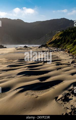 Ein sonniger Abend am Meyers Creek Beach in Oregon Stockfoto
