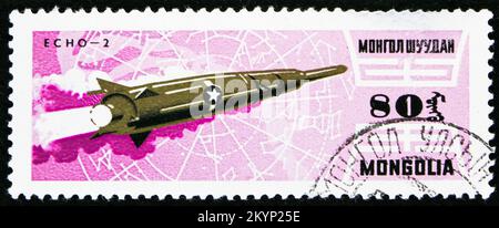 MOSKAU, RUSSLAND - 29. OKTOBER 2022: Poststempel gedruckt in der Mongolei zeigt Satellite Echo 2 1960, Exploration of the Universe Serie, circa 1964 Stockfoto