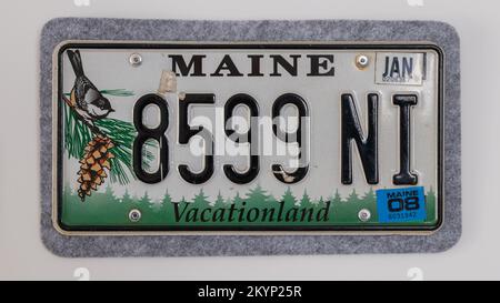 Heben Sie die Registrierung des Autokennzeichens bei Vacationland State Maine in den Vereinigten Staaten von Amerika auf. Isoliert auf weißem Hintergrund. Stockfoto