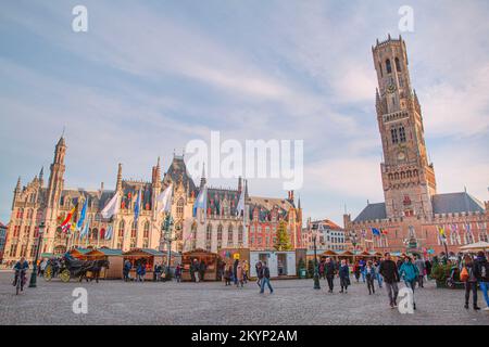 18. Dezember 2019 Brügge, Belgien. Glockenturm von Brügge - mittelalterlicher Glockenturm auf dem Hauptplatz (Marktplatz). Stockfoto