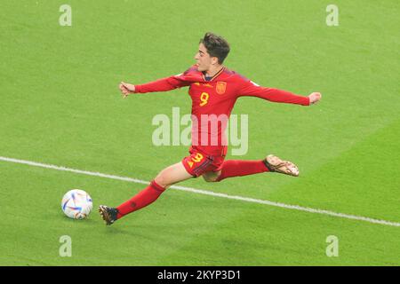 Doha, Katar. 01.. Dezember 2022. Gavi von Spanien schießt am 1. Dezember 2022 beim FIFA-Weltmeisterschaftsspiel Katar 2022 zwischen Japan und Spanien im Khalifa International Stadium in Doha, Katar. Foto von Peter Dovgan. Nur redaktionelle Verwendung, Lizenz für kommerzielle Verwendung erforderlich. Keine Verwendung bei Wetten, Spielen oder Veröffentlichungen von Clubs/Ligen/Spielern. Kredit: UK Sports Pics Ltd/Alamy Live News Stockfoto