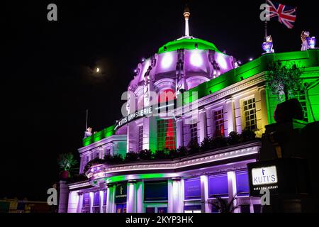 Kuti's Brasserie erstrahlte nachts in Southampton, Hampshire, Großbritannien Stockfoto