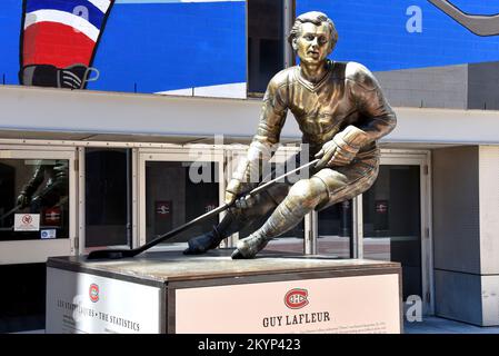 Montreal, Kanada – 3. Juli 2022: Statue von Guy Lafleur im Bell Centre, der Heimat der Montreal Canadiens. Stockfoto