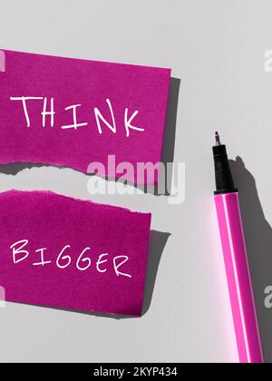 Textzeichen mit „größer denken“. Konzeptfotos, bei denen Sie träumen und sich vorstellen können, was Sie erreichen können Stockfoto