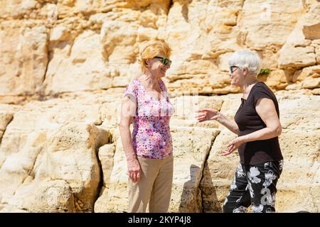 Ältere Frauen kommunizieren gerne Stockfoto