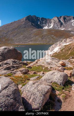 Die felsige zerklüftete Küste des Summit Lake am Mount Evans, Colorado, unter dem Sommerhimmel. Stockfoto