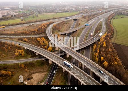 Ein Blick aus der Vogelperspektive über eine komplexe Autobahnkreuzung an der Ferrybridge in Yorkshire mit Zufahrtsstraßen und Überbrückungen, die die Autobahnen M62 und M1 verbinden Stockfoto