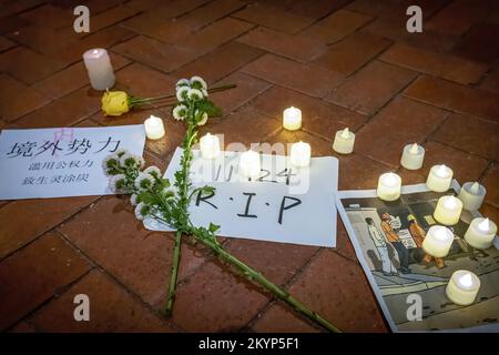 Hongkong, China. 29.. November 2022. Brennende Kerzen, Blumen und Plakate während der Demonstration. Während Peking weiterhin die Zero-Covid-19-Politik verfolgt, protestierten die Studenten der Universität von Hongkong gegen die Politik. Die neue Welle der Proteste war eine der größten Oppositionsvertreter seit den Protesten am 1989. Juni 4 auf dem Tiananmen-Platz. Kredit: SOPA Images Limited/Alamy Live News Stockfoto