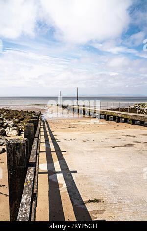 Holzweg und Bootssteg Stockfoto