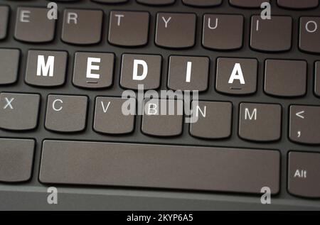 Internetkonzept. Auf der schwarzen Tastatur ist die Beschriftung weiß hervorgehoben – MEDIEN Stockfoto