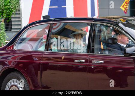 Ascot, Berkshire, Großbritannien. 19.. Juni 2021. Königin Elisabeth II. Verlässt Royal Ascot zusammen mit Lady Susan Hussey. Kredit: Maureen McLean/Alamy Stockfoto