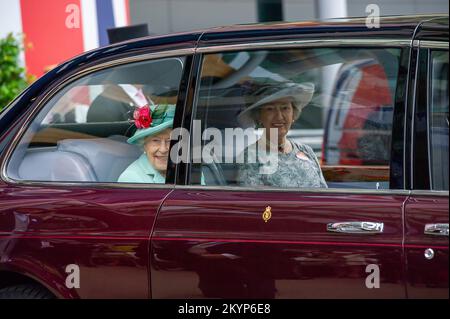 Ascot, Berkshire, Großbritannien. 19.. Juni 2021. Königin Elisabeth II. Verlässt Royal Ascot zusammen mit Lady Susan Hussey. Kredit: Maureen McLean/Alamy Stockfoto