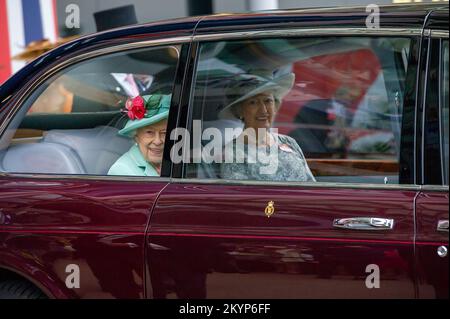 Ascot, Berkshire, Großbritannien. 19.. Juni 2021. Königin Elisabeth II. Verlässt Royal Ascot zusammen mit Lady Susan Hussey. Kredit: Maureen McLean/Alamy Stockfoto