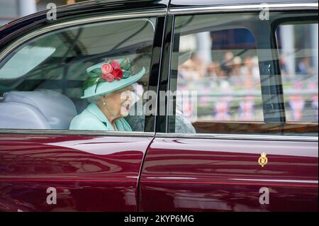 Ascot, Berkshire, Großbritannien. 19.. Juni 2021. Königin Elisabeth II. Verlässt Royal Ascot zusammen mit Lady Susan Hussey. Kredit: Maureen McLean/Alamy Stockfoto