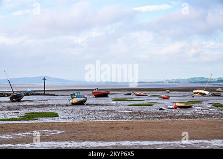 Kleine Boote in Morecambe Bay bei Ebbe Stockfoto