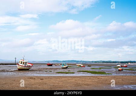 Kleine Boote in Morecambe Bay bei Ebbe Stockfoto