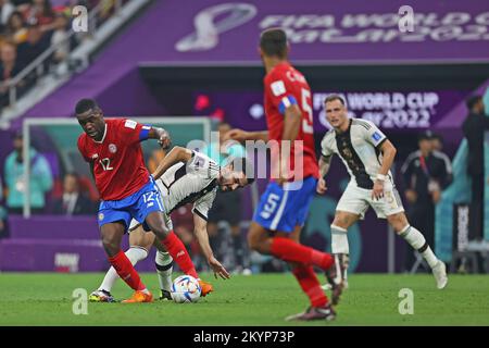 1.. Dezember 2022; Al Bayt Stadion, Al Khor, Katar; FIFA Fußball-Weltmeisterschaft, Costa Rica gegen Deutschland; Joel Campbell aus Costa Rica herausgefordert von Ilkay Gundogan aus Deutschland Stockfoto