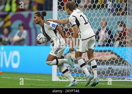 1.. Dezember 2022; Al Bayt Stadion, Al Khor, Katar; FIFA Fußball-Weltmeisterschaft, Costa Rica gegen Deutschland; Serge Gnabry aus Deutschland sammelt den Ball, nachdem er in der 10.. Minute 0-1 Punkte erzielt hat Stockfoto