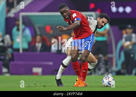 1.. Dezember 2022; Al Bayt Stadion, Al Khor, Katar; FIFA Fußball-Weltmeisterschaft, Costa Rica gegen Deutschland; Joel Campbell aus Costa Rica herausgefordert von Ilkay Gundogan aus Deutschland Stockfoto