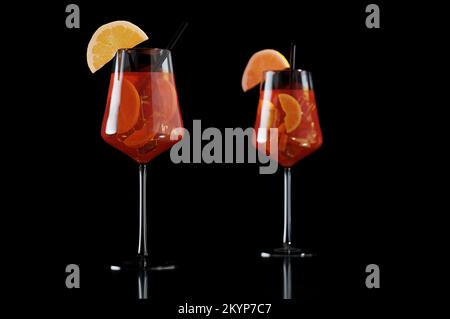 Zwei Gläser Spritz-Cocktail auf schwarzem Hintergrund Stockfoto