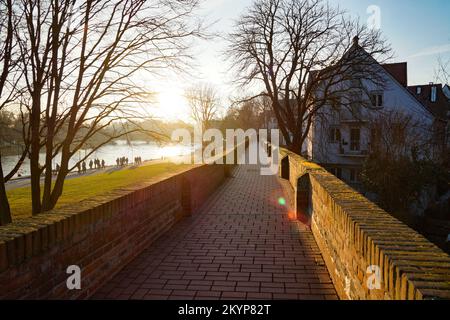 Malerischer Blick auf die winterliche Stadt Ulm mit ihrer berühmten Ziegelsteinmauer und antiken Fachwerkhäusern an einem sonnigen Weihnachtsabend in Deutschland Stockfoto