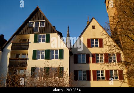 Malerischer Blick auf die Stadt Ulm mit ihrem berühmten gotischen Ulmer Münster oder Ulmer Münster und antiken Fachwerkhäusern an einem sonnigen Winterabend in Deutschland Stockfoto