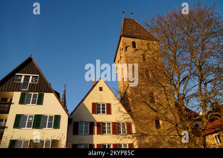 Malerischer Blick auf die Stadt Ulm mit ihrem berühmten gotischen Ulmer Münster oder Ulmer Münster und antiken Fachwerkhäusern an einem sonnigen Winterabend in Deutschland Stockfoto