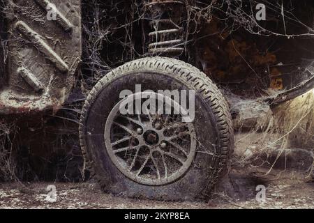 Altes zerlegtes Auto in einer verlassenen Fabrik Stockfoto