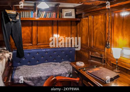 Captain Robert Scotts Kabine auf der RSS Discovery, dem Schiff, mit dem er zur Antarktis reiste. Jetzt im Trockendock in Dundee als Touristenattraktion. Stockfoto