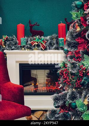 Weihnachtsbaum und Dekorationen neben dem Kamin im ländlichen Haus. Winterferien, Feiern, gemütliches Haus. Stockfoto