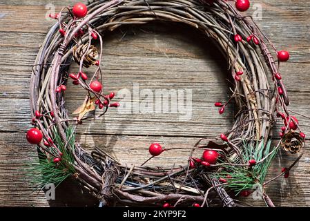 Kleiner Weinkranz mit rustikalen und traditionellen Dekorationen, Platz für Text, Stockfoto