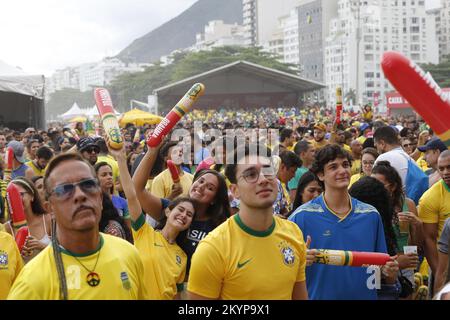 Eine Menge brasilianischer Fans versammelt sich, um die Fußballnationalmannschaft bei der FIFA-Weltmeisterschaft auf der Arena des Fanfestivals zu unterstützen Stockfoto