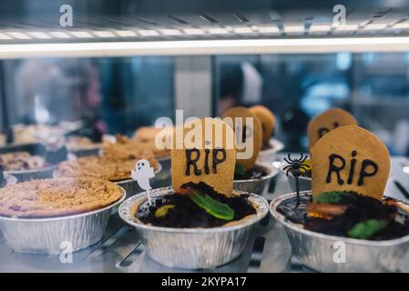 Leckere Kekse für Halloween-Feiern in einem Schaufenster Stockfoto