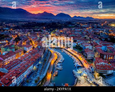 Luftaufnahme von Llanes bei Sonnenuntergang in Asturien, Spanien. Stockfoto