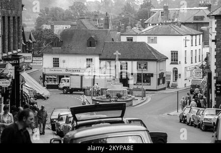 1976 Schwarzweiß-Archivfoto der High Street und Kriegsdenkmal in Arundel, West Sussex. Stockfoto