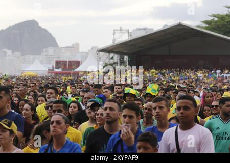 Eine Menge brasilianischer Fans versammelt sich, um die Fußballnationalmannschaft bei der FIFA-Weltmeisterschaft auf der Arena des Fanfestivals zu unterstützen Stockfoto