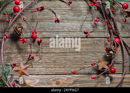 Weinrebe traditionelle Weihnachtsdekoration, Bauernhaus-Stil, auf Holzhintergrund, ohne Text Stockfoto