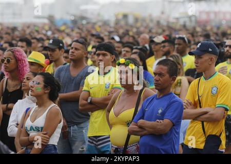 Eine Menge brasilianischer Fans versammelt sich, um die Fußballnationalmannschaft bei der FIFA-Weltmeisterschaft auf der Arena des Fanfestivals zu unterstützen Stockfoto